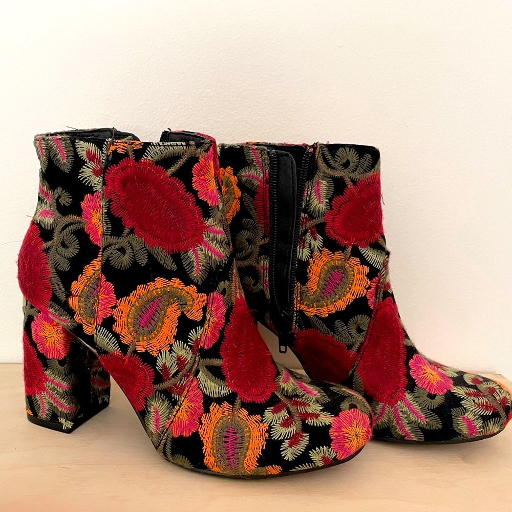 MIA Vail floral embroidered booties size 6